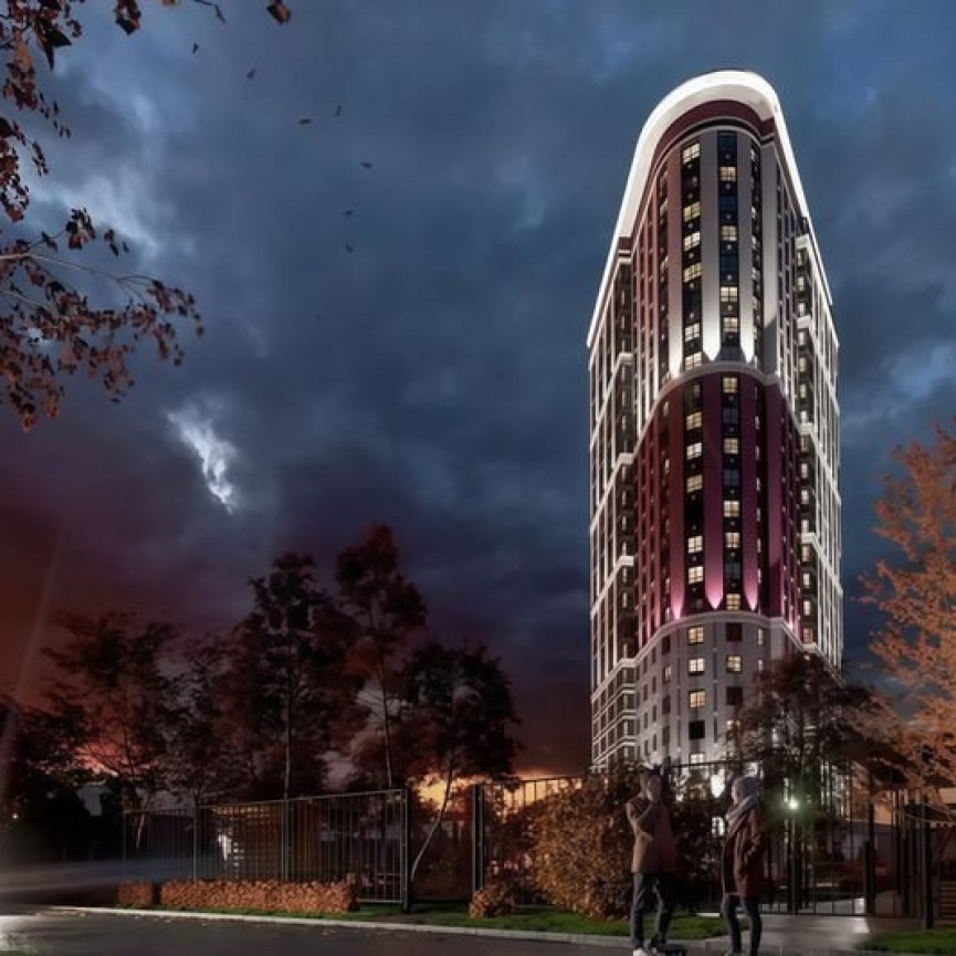 Туристы наслаждаются захватывающими видами снежных вершин, создающими атмосферу умиротворения и гармонии